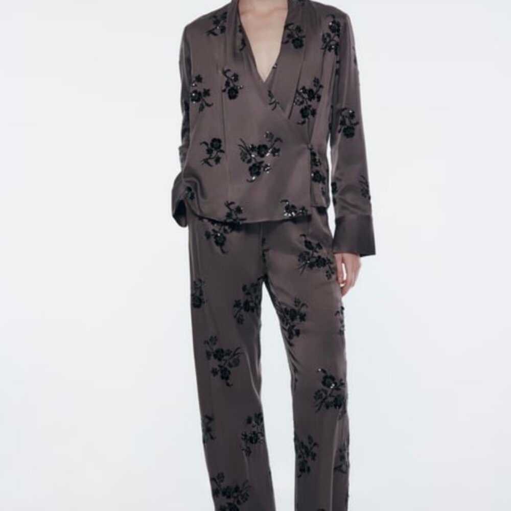 SEQUIN EMBROIDERED SEQUIN BLOUSE WITH MATCHING PANTS Size Medium